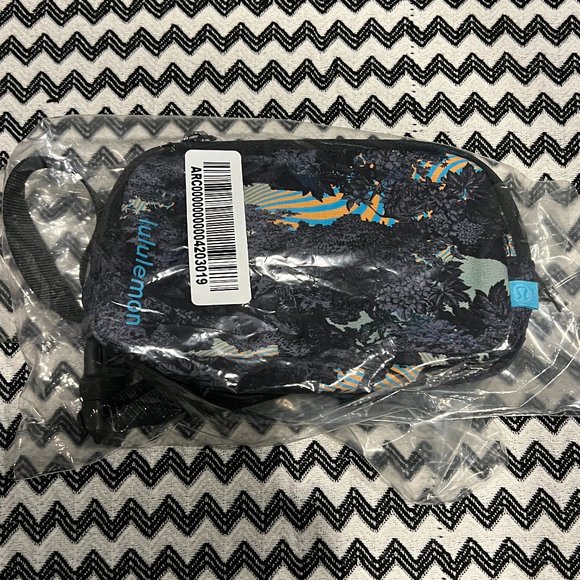 NWT Psychedelic Mini Belt Bag lululemon EBB - Picture 2 of 13